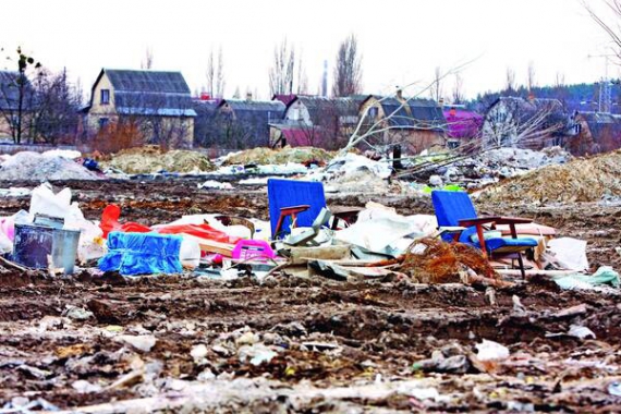 Смітник в Оболонському районі виявили наприкінці лютого. Туди незаконно звозять будівельні матеріали, пластик та продуктові відходи