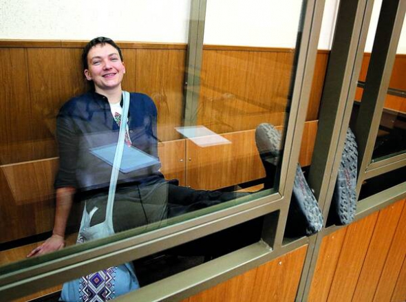Українська льотчиця Надія Савченко усміхається під час оголошення їй вироку у суді російського міста Донецьк Ростовської області, 22 березня 2016 року