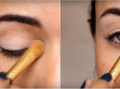 Тіні без перламутру персикового або світло-рожевого кольору нанесіть на рухому частину повіки. Під бровою і у внутрішньому куточку ока розставте відблиски білими тінями.