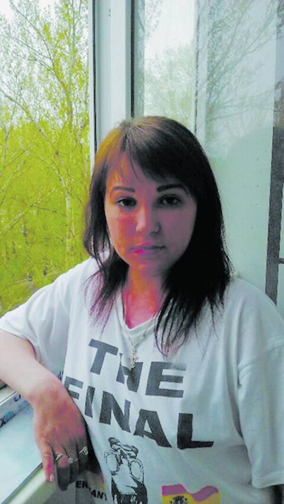 Ольга Парфьонова (на фото)  і Олександра Артеменко повісилися після переписки в інтернеті з Анастасією Коваленко. Вона радила жінкам, як зробити зашморг і як безболісно вчинити самогубство