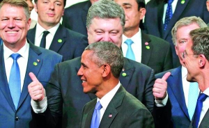 Петро Порошенко позує для фото із президентом США Бараком Обамою та іншими лідерами на саміті з ядерної безпеки. Вашингтон, 1 квітня 2016 року