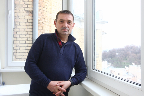 Сергій ГАЙДАЙ, 50 років, політтехнолог, директор стратегічного планування в агентстві ”Гайдай.Ком”. Народився в Києві. Навчався в Одеському морехідному училищі за спеціальністю ”суднокерування”. Згодом вступив до тамтешнього екологічного університету. Служив в Афганістані. Працював на телебаченні, у рекламному бізнесі. З кінця 1990-х займається виборчими кампаніями. Серед замовників були президент Киргизстану Аскар Акаєв, російський політик Ірина Хакамада, Віктор Ющенко, Анатолій Кінах, Петро Порошенко – на одних із парламентських виборів, партія ”Народний фронт” – на останніх виборах до Верховної Ради. Створив із партнерами ”новий снек” – ф’ючипси з насіння льону. Веган. Не їсть м’яса близько п’яти років. Захоплюється альпінізмом. Підкорив Арарат, Монблан, Маттерхорн. Одружений. Має двох дітей