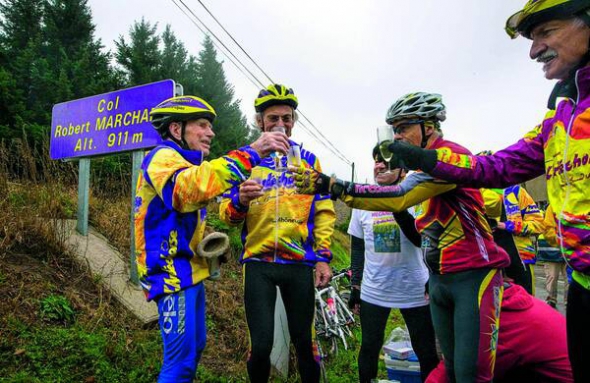 Французький велогонщик Робер Маршан (на фото ліворуч) з групою спортсменів святкують його 103-річчя в Альпах. Перевал на висоті 911 метрів над рівнем моря названо на честь Робера. Цим видом спорту він захопився у 78. Відтоді встановив кілька світових рекордів у своїй віковій категорії