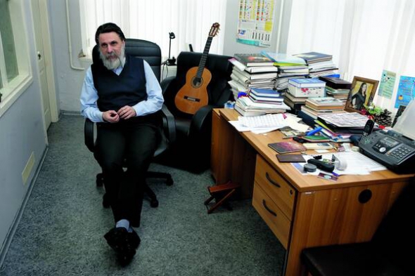 Віктор Досенко, 45 років, патофізіолог, генетик. Народився у Львові. Батько – музикант, диригент, композитор. Мати – музикознавець, культуролог. Дід Олександр Досенко-Журба – бандурист. Навчався у Смоленській медичній академії, потім – у Київському медичному інституті. Працював на кафедрі патофізіології. Науковий співробітник, а з березня 2015-го – завідувач відділу загальної та молекулярної патофізіології Інституту фізіології імені Богомольця, доктор медичних наук. Викладає з 2012 року в КПІ, з 2014-го – в Національному університеті імені Шевченка. Вивчає аспекти патофізіології, зокрема серцево-судинні захворювання. Спеціаліст із медичної генетики. Автор понад 100 наукових статей, співавтор семи монографій і підручника з патофізіології. 4 лютого і 3 березня позаторік читав лекції у Відкритому університеті Майдану. 22 лютого 2014 року закликав студентів Національного медичного університету до мітингу. Наступного дня понад дві тисячі студентів відсторонили ректора Віталія Москаленка й оголосили виконувачем його обов’язків Віктора Досенка. Оскільки його основне місце роботи – не в медуніверситеті, ректором вузу стала Катерина Амосова. Грає на бас-гітарі в рок-гурті ”Старлінг”, збирає марки та значки. Захоплюється волейболом і малим тенісом. Щороку восени відпускає бороду і голиться навесні. Живе в Києві. Колишня дружина Ірина – хірург-мамолог. 19-річна донька Ганна навчається на другому курсі факультету вільних мистецтв та наук Ґронінгенського університету  в Нідерландах