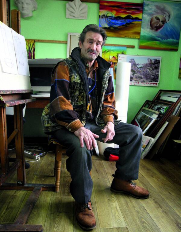 Євген РАДЗІЄВСЬКИЙ. Народився 11 січня 1958 року в Дніпропетровську. Батько працював вчителем. Викладав астрономію, біологію та англійську мову. Мати – бухгалтер. Рід Радзієвських походить від радника польського короля.  Дід по батьковій лінії очолював кафедру в Київському медінституті. Із 16 років професійно займався боксом. В армії служив у Пружанах Брестської області Білорусі. Закінчив архітектурний факультет Київського інженерно-будівельного інституту, потім – Академію мистецтв. З тих пір живе в столиці. ”У дипломі написали: художник-живописець. Пішов у центр зайнятості і запитав, чи є  робота. Подивилися й кажуть:  у Києві немає. В Україні – також”. До 2012-го жив у власній майстерні на Андріївському узвозі. Потім оселився у благодійному фонді ”Соціальне Партнерство”. ”Навчити малювати можна кожного. 10 років тому мав учня Олега. Йому було вже за 30. Ми часто виїжджали в Бучу, де він жив. Малювали озеро, ліс. Потім картини Олега виставляли на всеукраїнських виставках”. Роботи Євгена Радзієвського є у приватних колекціях у 20 країнах. Останні два роки навчає малювати безпритульних у столичному центрі ”Соціальне партнерство”. Розлучений, має сина 27-річного Павла