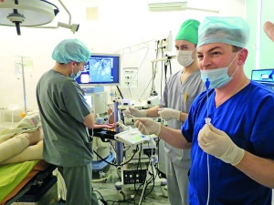 Хірург-ендоскопіст Іван Терешкевич (на фото праворуч) і його асистенти встановлюють стент у підшлункову 65-річній Тамарі Курганській