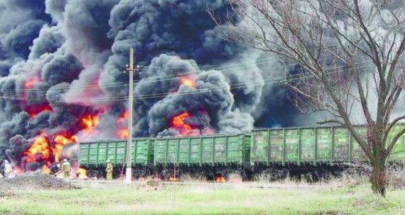 У місті Краснодон на Луганщині 4 квітня згоріло п’ять вагонів з вугіллям, яке збиралися відправити в Росію. Солярка розтеклася на 640 квадратних метрів