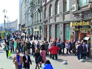 На столичному Хрещатику вранці 5  квітня вишикувалися черги до центрального відділення банку ”Хрещатик”