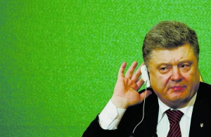 ”Не думаю, що українське суспільство пробачить відверту маніпуляцію й неправду з боку президента. Це вплине на його рейтинг і навряд чи дозволить Порошенку стати президентом удруге”, — каже політик Василь Гацько