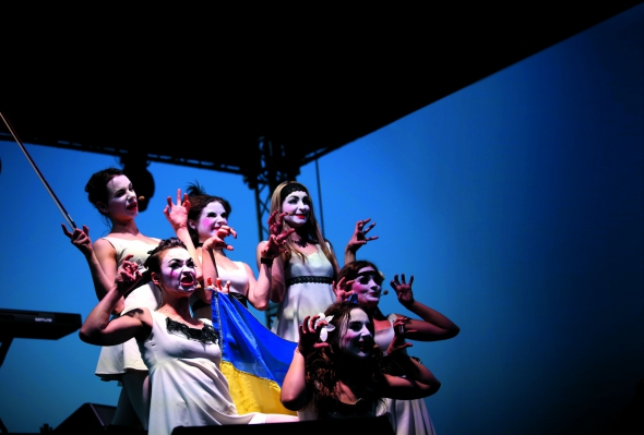    Фрік-кабаре Dakh Daughters стало популярним влітку 2013 року завдяки відеокліпу Rozy/Donbass. В ньому поєднано 35-й сонет Шекспіра й українські народні пісні