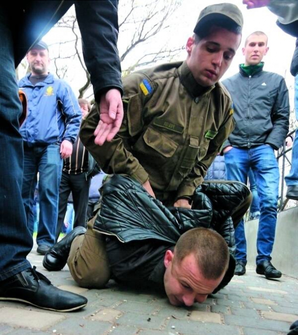 Проукраїнський активіст б’ється з проросійськи налаштованим учасником ходи в Одесі біля пам’ятника Невідомому матросу. Сутички сталися в день відзначення 72-ї річниці звільнення міста від фашистів