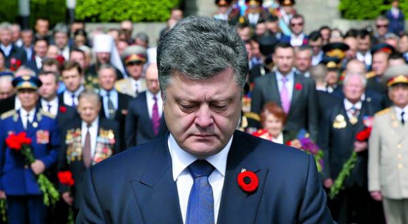 Президент Петро Порошенко стоїть біля могили Невідомого солдата, вшановує пам’ять загиблих у Другій світовій війні. Київ, 9 травня 2015 року