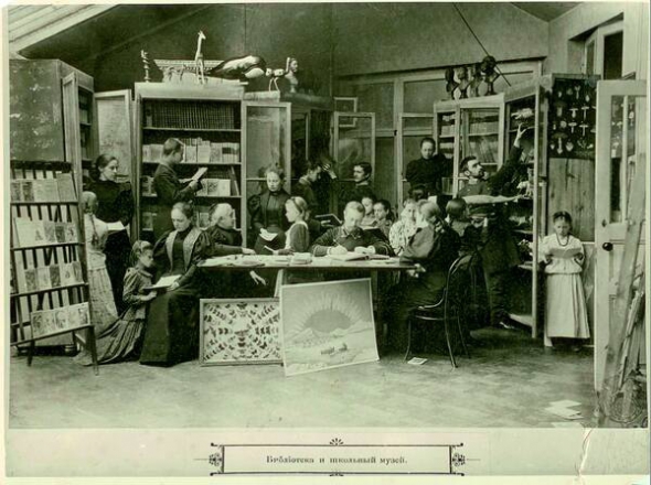 Бібліотека і шкільний музей Харківської приватної жіночої школи, 1910-ті. За столом друга ліворуч (сидить боком) – директор Христина Алчевська