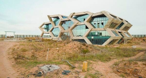 Офісний центр у китайському місті Ордос проектував місцевий архітектор. Збудований так, щоб з усіх боків на споруду падало світло. У ній ніхто ніколи не працював