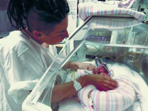 Співачка Ярина Квітка доглядає сина Марка, якого народила на сьомому місяці вагітності. Хлопчик мав 1100 грамів ваги. Дитина ­перебуває в інкубаторі сіднейської лікарні Австралії 