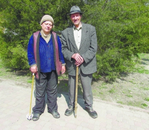 Світлана Горьова та Ігор Вальховський стоять у парку в центрі Полтави.  Живуть там просто неба на милостиню