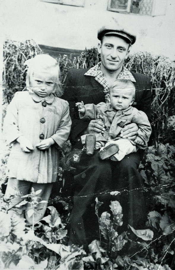 Мирон Амброзевич із доньками біля будинку в рідному селі Подусільна на Львівщині, 1962 рік. Ліворуч – Мирослава, тримає Катерину