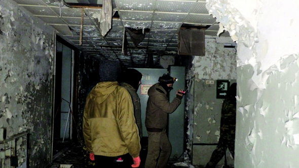 Сталкери йдуть підвалом будинку в містечку "Чорнобиль-2". Його звели поряд із секретним об'єктом "Дуга" – радіолокаційною станцією, яку обслуговували не менше як тисяча людей