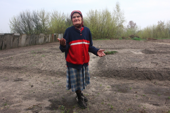 Марія Шовкута на своем огороде в селе Опачичи