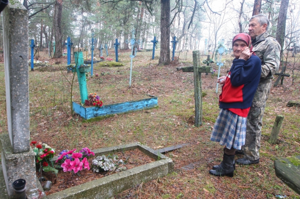 Марія Шовкута на могилі сина Андрія