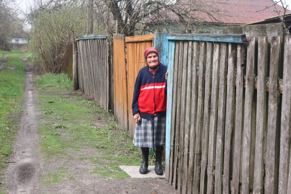 Марія Шовкута біля свого будинку в селі Опачичі