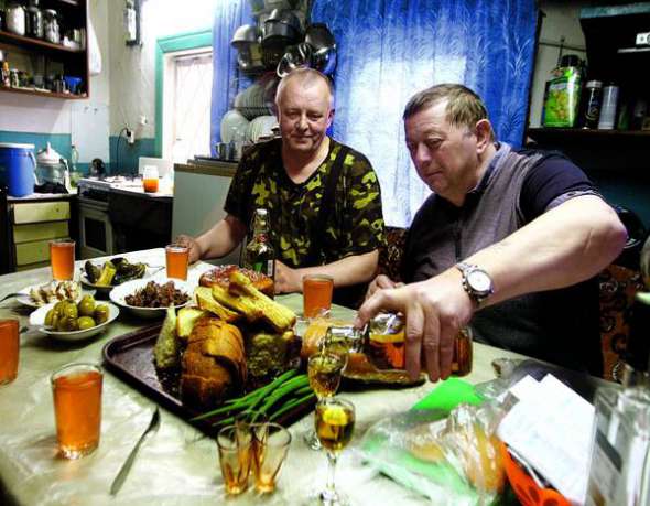 Колишній міліціонер Іван Балашенко  (ліворуч) живе у селі Теремці. Разом із колегою Олексієм Москаленком накрили стіл. Обоє служили в чорнобильській міліції, коли сталась аварія. Зараз на пенсії