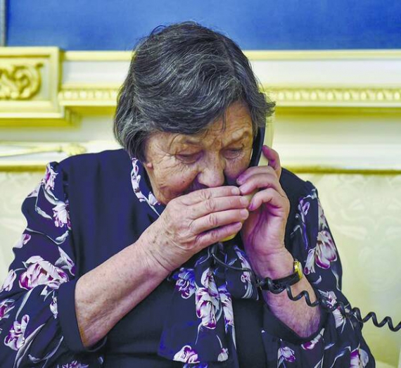 Мати Надії Савченко Марія Іванівна вперше поговорила з донькою по телефону. Попросила припинити голодування