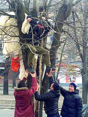 Олег Телятник на зйомках першого випуску ”Смайл-шоу” в ролі парашутиста. Актору довелося залізти на дерево в центрі Черкас