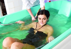 Пацієнтка санаторію ”Діброва” у місті Біла Церква на Київщині приймає радонову ванну. Цією процедурою лікують біль у спині