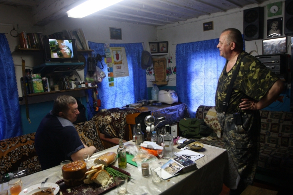 Іван Іванович активно користується комп'ютером, дивиться телевізор і слухає радіо