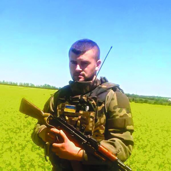 Михайло Майстренко на передовій у селищі Чермалик під Маріуполем у липні 2015 року. ”Там протікає річка Кальміус. На одному березі стояли ми, на другому — сепаратисти”