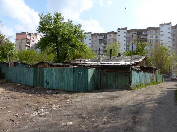 Анклав приватних будинків серед багатоповерхівок в центрі Вишгорода 