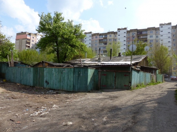 Анклав приватних будинків серед багатоповерхівок в центрі Вишгорода