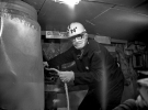 Работник института ядерной физики им. Курчатова ведет наблюдение за поведением радиоизотопов через специально пробурено отверстие, в одном из помещений под развалами четверного блока Чернобыльской АЭС. 11.08. 1990 год.