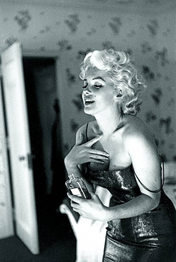 Американська актриса Мерилін Монро була рекламним обличчям парфумів Chanel N°5 на початку 1950-х. Якось журналісти запитали, що вона одягає, коли лягає в ліжко. Мерилін відповіла: ”Кілька крапель Chanel N°5”