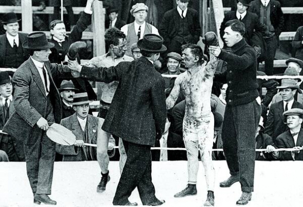 3 травня 1913 року, боксери Рей Кемпбелл і Дік Гайленд після бою у місті Стівстон, Канада. Поєдинок тривав 15 раундів
