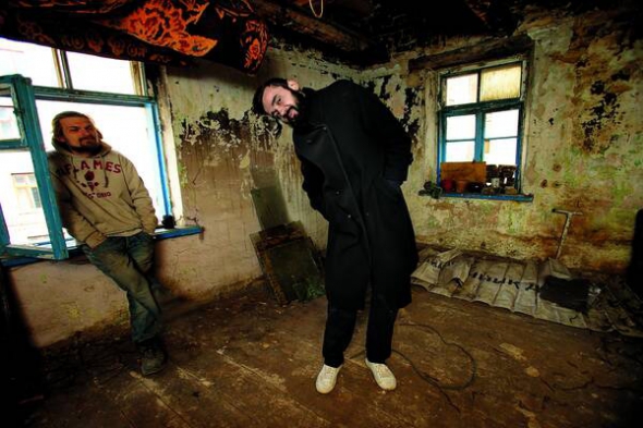 Максим ОСТЯК, 29 років, музикант. Народився в Полтаві 11 квітня 1987-го. Батько – токар. Мати – прибиральниця, зараз – на пенсії. Закінчив технічний університет імені Юрія Кондратюка. За фахом – інженер-будівельник. Вісім років тому переїхав до Києва. Працював різноробом у ТРЦ ”Більшовик”. ”Потім спробував заробляти за спеціальністю. Посидів у проектному відділі. Це було дуже нецікаво”. Був адміністратором бутикової галереї: ”21-річний хлопець ходив у піджаку і краватці й муштрував прибиральниць. Це була найгірша робота”. Працював кальянником, варив каву в ресторані. На заощаджені 30 тисяч гривень відкрив кафе в Коблевому на Миколаївщині, однак справа не пішла. ”Хотів зробити кафе атмосферним. Але не вийшло. Люди приходять побухать і нажраться”. 18 лютого 2014 року в сутичці з ”Беркутом” на Майдані отримав травму лівої руки: розтрощили суглоб вказівного пальця. Із музикантом Євгеном Славяновим заснував гурт Reve ta Stohne. Композиції виконують горловим співом. Улітку торік на вулицях міст Польщі та Нідерландів ”кілька концертів дали. На перший прийшли 15 випадкових людей, на другий – уже 50”. Кілька місяців працює сторожем і двірником у музеї Історії України. Висадив там три саджанці калини, п’ять кущів троянди і квіти. Мріє посадити дуба. Мешкає в покинутому будинку на вулиці Грушевського, 4б, зведеного 100 років тому. Музиканти і художники оселилися там, щоб боротися із фірмами, які на місці історичного дому хочуть звести висотку. Має дівчину