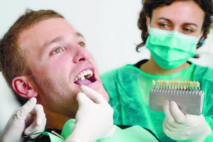 Тріщини зубної емалі маскують за допомогою вінірів — тонких пластинок, встановлених на передню поверхню зуба 