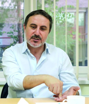 Ленур Іслямов — бізнесмен, власник кримськотатарської телекомпанії ”АТР”. Очолював координаційний штаб з блокади Криму