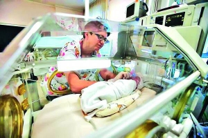 Лікар Барбара Кроляк-Олейник із Вроцлавського госпіталю Польщі доглядає новонародженого Войтека. Дитина з’явилася на світ на 14 тижнів раніше терміну. У хлопчика погано працювала дихальна система. Були проблеми з обміном речовин