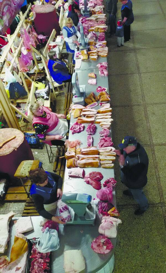 26 квітня у м’ясних рядах Володимирського ринку продавців більше, ніж покупців. ”Люди дивляться, але нічого не беруть”, — нарікають торговці