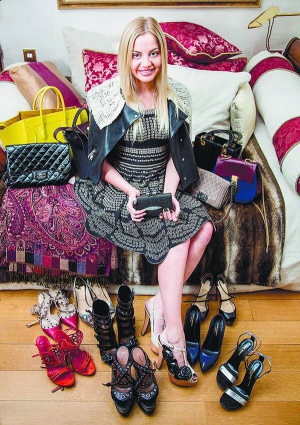 Студентка з України Юлія Стахіва показує вдома взуття і сумочки. У центрі Лондона винаймає квартиру. Власне житло має в Москві