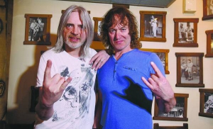 Гітарист Джим Маррісон (ліворуч) у шотландському рок-гурті ”Назарет” грає з ­1994-го. В Україні бував не раз, йому ­подобається архітектура Одеси, ­смачна їжа та пиво. Вокаліст Карл Сентанс у нашій країні вперше. У групі він замінив 69-річного Дена Маккафферті