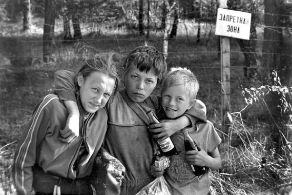 Діти з білоруського села Гдень на кордоні з Україною, за 15 кілометрів від Чорнобиля, квітень 1989 року