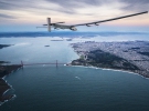 Самолет на солнечных батареях Solar Impulse 2 пролетает над Золотыми воротами в Сан-Франциско после 62 часов перелета с Гавайских островов. Апрель 2016