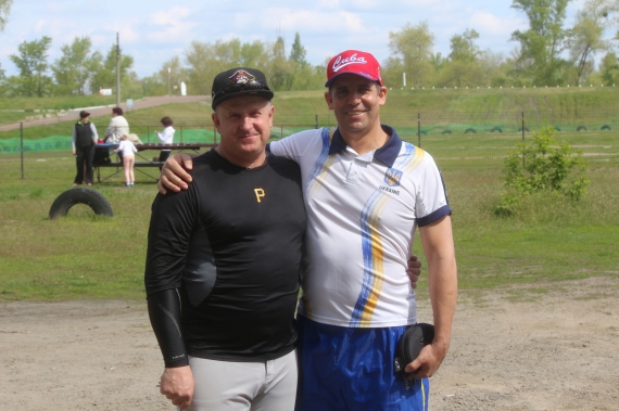 Ветераны литовского и украинского бейсбола Вирмидас Невераускас (слева) и Райдель Арбелай Пекека 