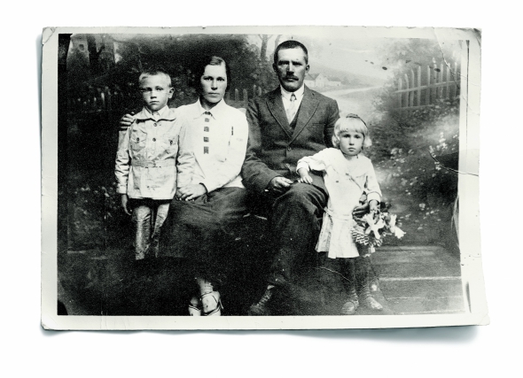 Тамара Криштальська (праворуч) із матір'ю Якиминою Іщук, батьком Іваном Ємчиком і братом Ігорем. Фото зроблене 1929 року