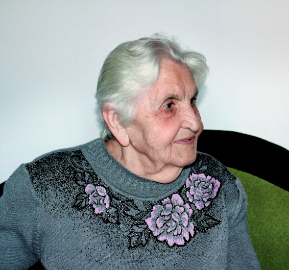 Тамара КРИШТАЛЬСЬКА, 90 років, підпільниця. Народилася 15 січня 1926 року в селі Милятин Іваничівського району на Волині. Була молодшою донькою у сім’ї. Брат Ігор на три роки за неї старший. Мати Якимина Іщук вчителювала. Батько Іван Ємчик, на 17 років старший за дружину, господарював. Від 1934-го сім’я проживала в Горохові. Восени 1942 року Тамара Криштальська стала членом Організації українських націоналістів. Працювала в Юнацтві та жіночій сітці під псевдо ”Мотря”. Арештована 22 лютого 1945-го. Засуджена до 15 років каторги і п’яти років позбавлення громадянських прав. Покарання відбувала у Воркуті. 8 січня 1955-го переїхала в Кемеровську область на спецпоселення до батьків. Наступного року вийшла заміж за колишнього підпільника Василя Криштальського. 1969-го поселилася із сім’єю у Кривому Розі на Дніпропетровщині. 1986-го сина Валерія мобілізували – ліквідовував наслідки аварії на Чорнобильській АЕС. За 10 років помер через онкозахворювання. Залишив дружину й доньку. 2001 року перебралася до рідного Горохова, де проживає із племінницею та її сім’єю. 2015-го поховала чоловіка
