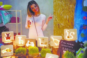 Антоніна Дорощук продає світильники на виставці ”Всі свої” в Києві. Коштують такі 450 гривень