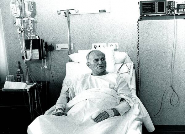 Папа Римський Іван Павло ІІ у лікарні Рима, 19 травня 1981 року. За шість днів до цього на нього cкоїли замах – куля пройшла за кілька міліметрів від серця